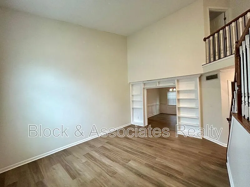 3 bed, 2.5 bath, 2200 sqft, $2,295 — Photo 2