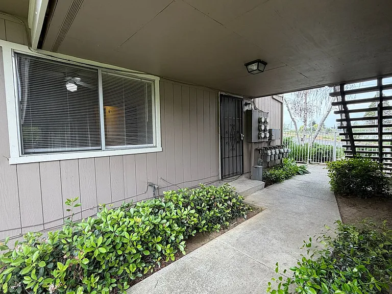 Sharis Apartments — Photo 33