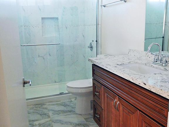 Completely remodeled: porcelainn tile floor, tiled show w' g