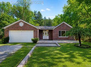 25348 Orchard Lake Rd, Farmington Hills, MI 48336
