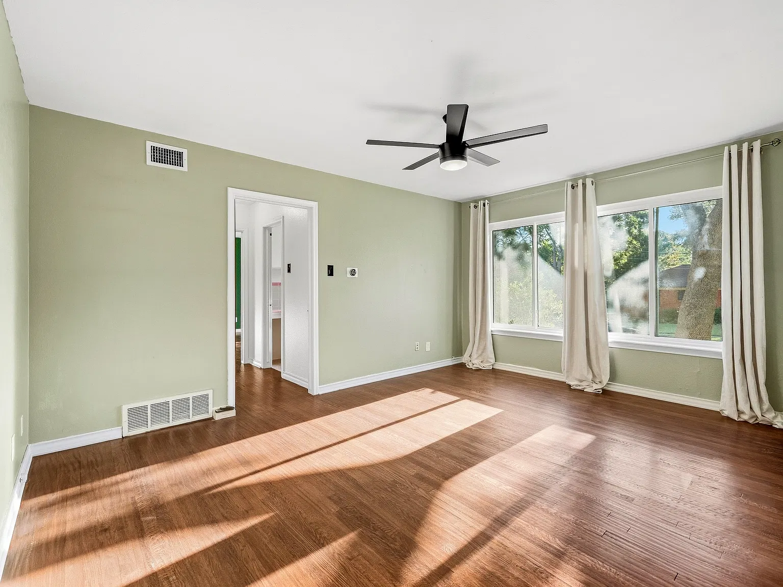 3 bed, 2020 sqft, $3,800 — Photo 3