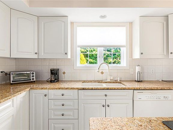 5th image of 20 Blossom Ct