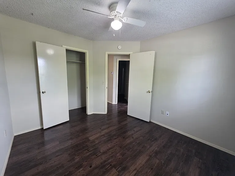 2703 W Beech St — Photo 9