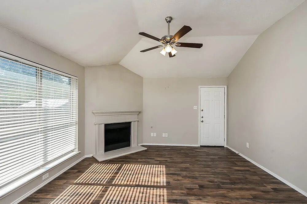 3 bed, 2.0 bath, 1433 sqft, $1,910 — Photo 3