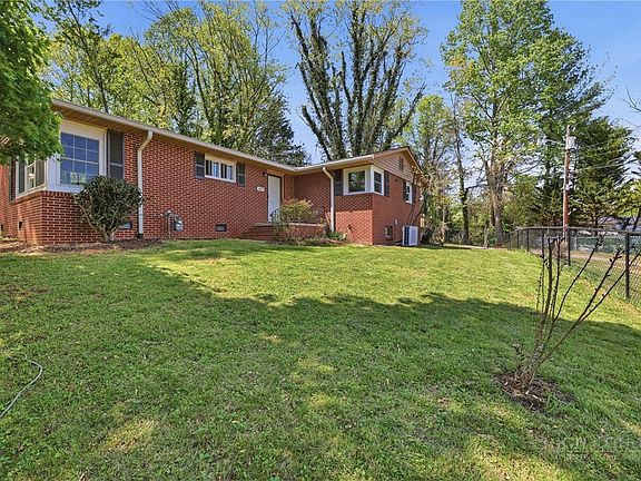 2nd image of 409 NE Walnut Place