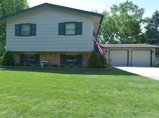 313 Berkshire Dr, Crystal Lake, IL 60014