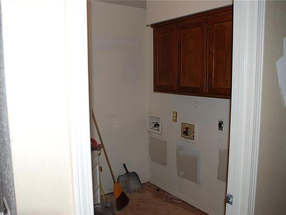 3rd image of 17 Mayfair Dr