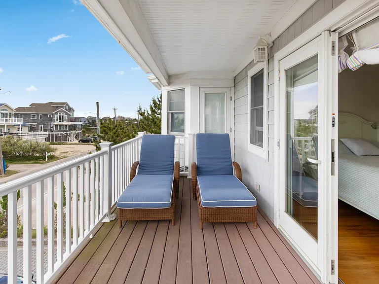 863 Dune Rd — Photo 28