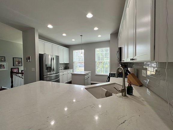 4th image of 279 Lionel Dr