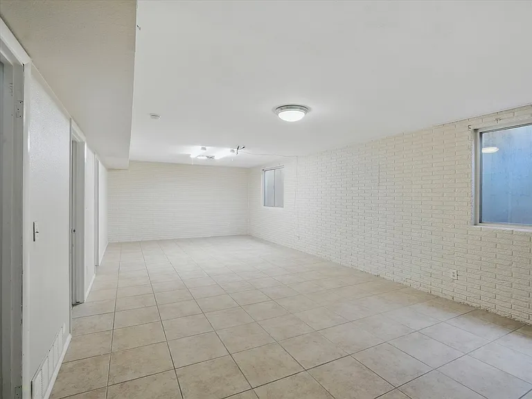 1306 W 12th St — Photo 53