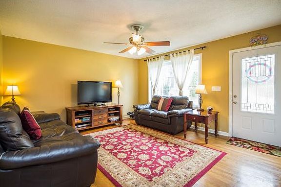 2nd image of 7 Sleepy Hollow Ln