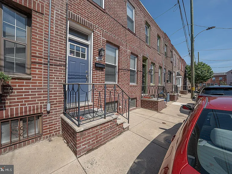 1916 S Alder St — Photo 2