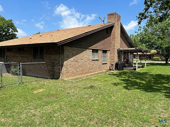 3rd image of 701 Golf Course Rd