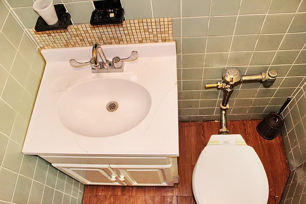 Sold by Thomas Lipovetsky, LREB | media 4