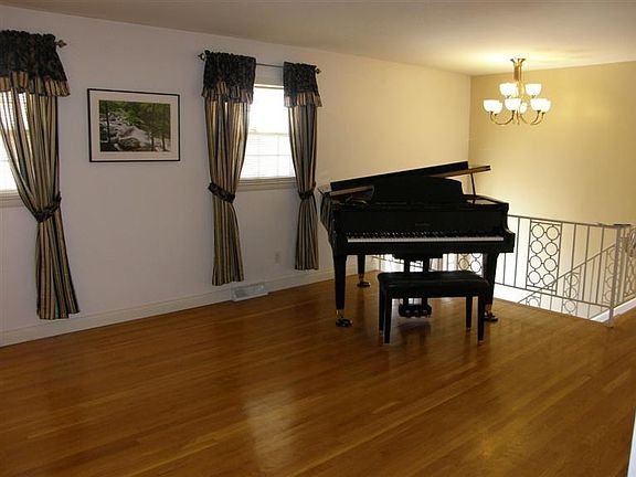 5th image of 405 McKenna Ct