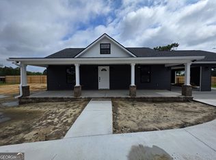 27 Elmwood Ln, Baxley, GA 31513