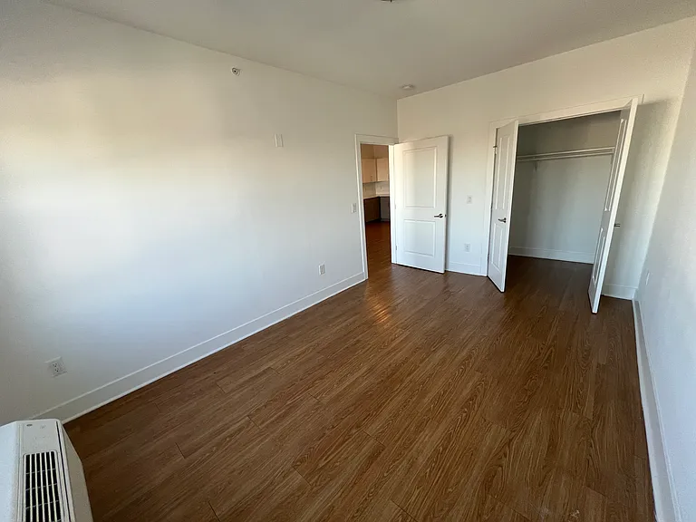 427 Bergen Ave #5 — Photo 4