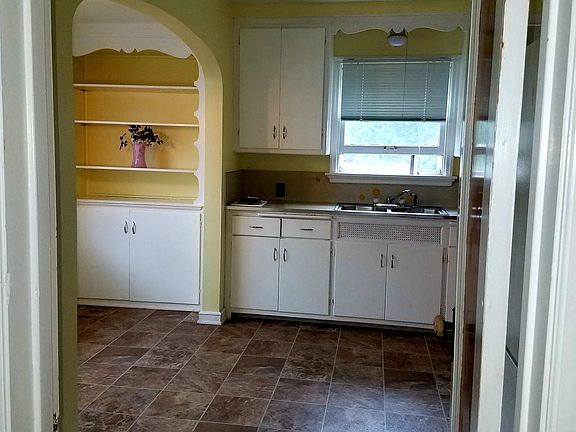 3rd image of 303 S Honey Creek Dr
