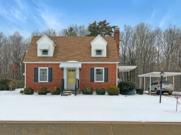 19 Woodlawn Hts, Chatham, VA 24531