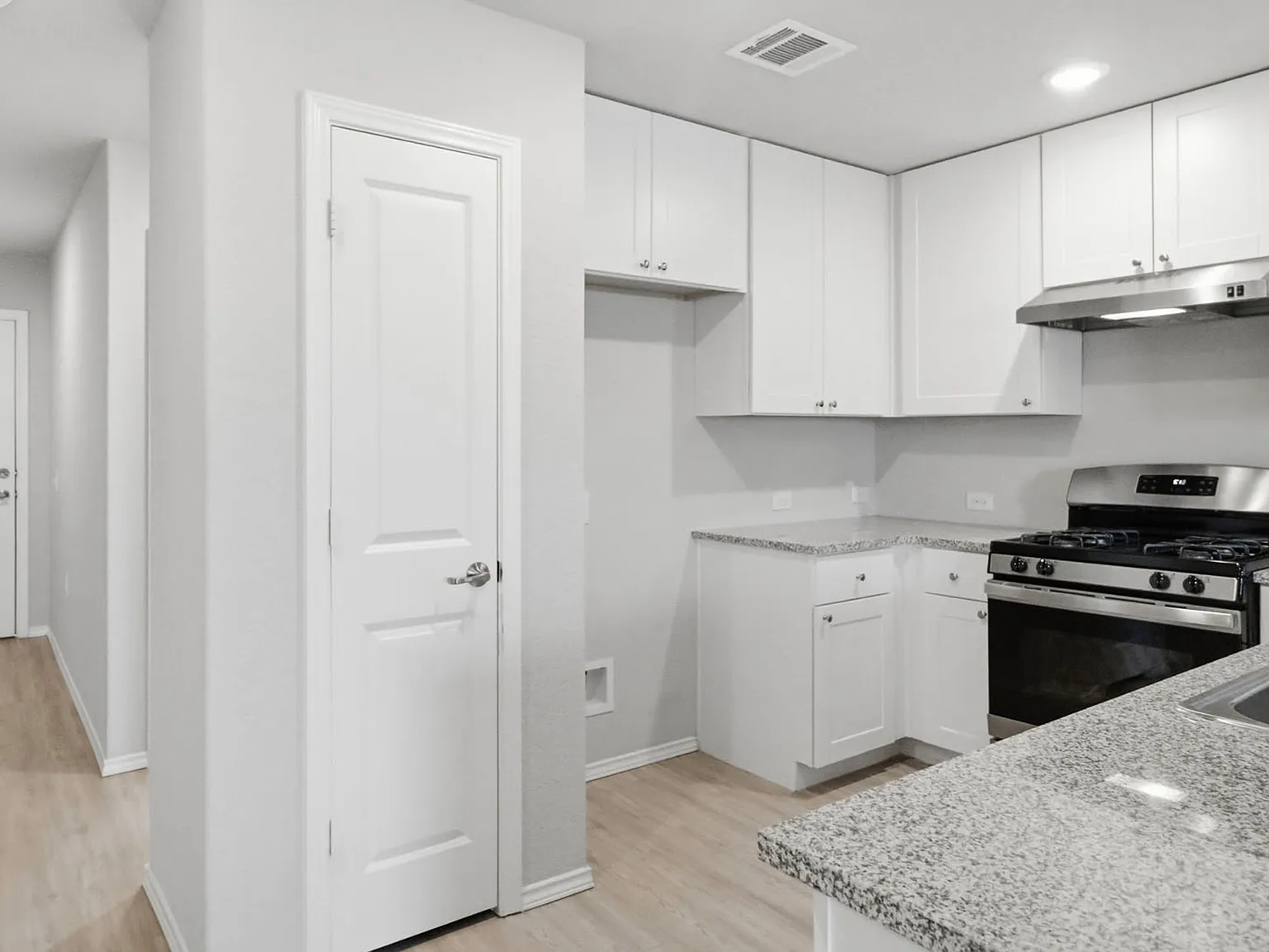 3 bed, 1047 sqft, $1,598 — Photo 4
