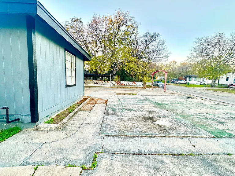 104 E Fowler Ave — Photo 5