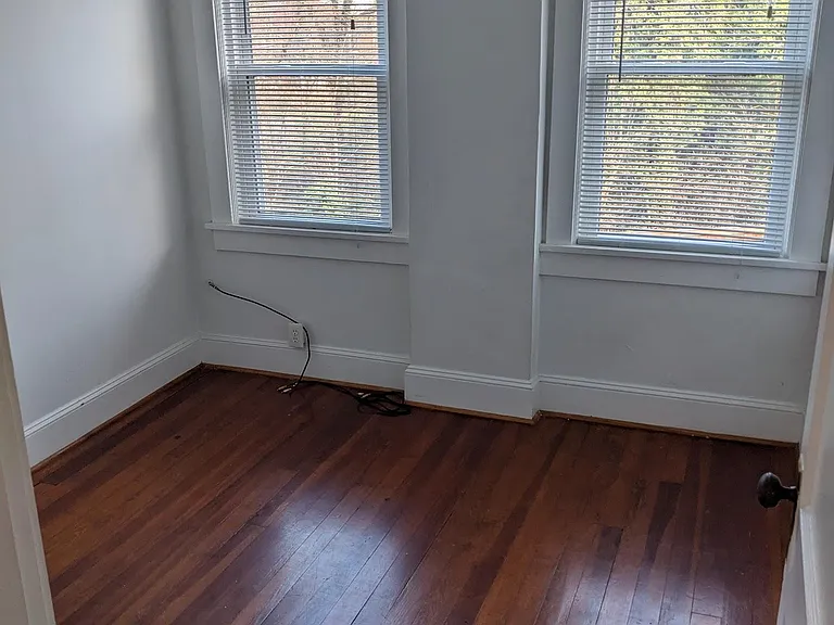 214 E Fairfax Ln — Photo 9