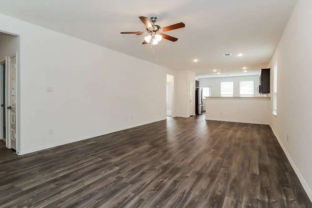 5 bed, 3.0 bath, 2409 sqft, $2,060 — Photo 4