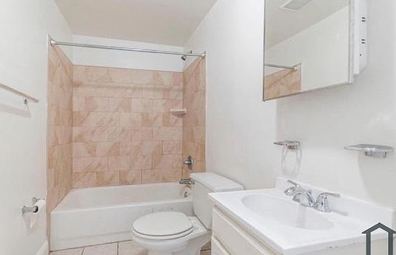 5th image of 1726 W Girard Ave #1
