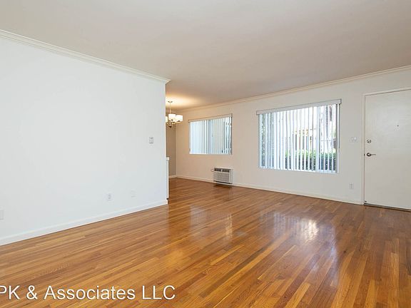 4th image of 1300 S Barrington Ave APT 2