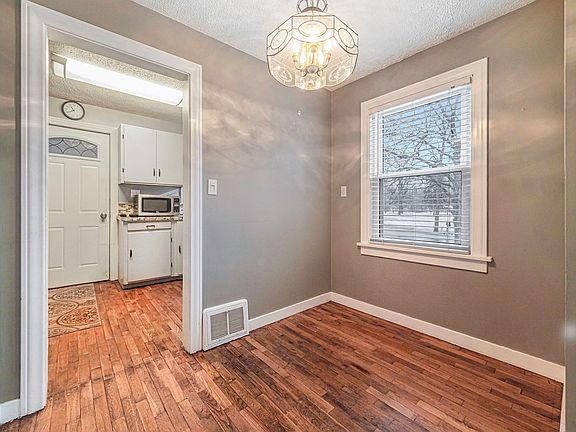 3rd image of 710 Fernwood Ave