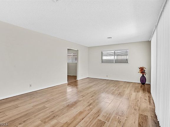 5th image of 102 Hollyhock Ln