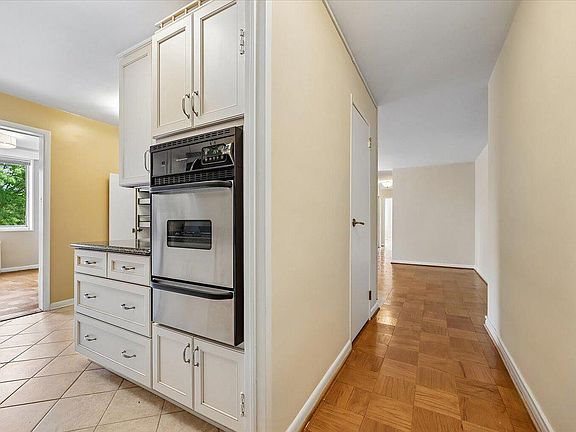 5th image of 10401 Grosvenor Pl APT 501