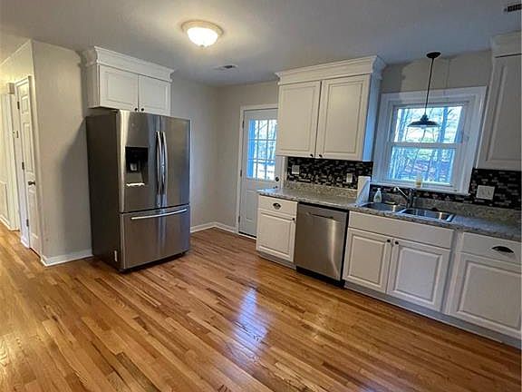 5th image of 3421 Castlebury Dr