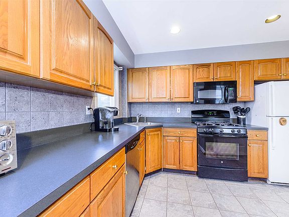 5th image of 440 1st St