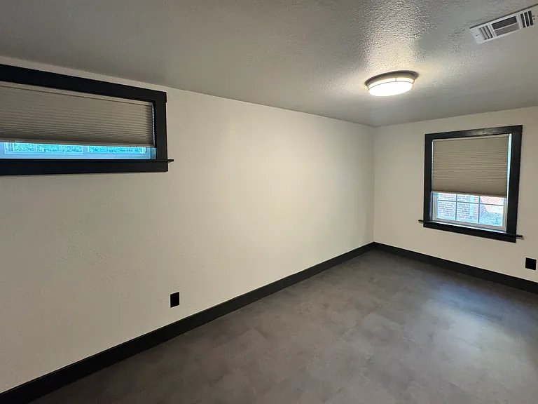 115 E 12th St #4 — Photo 32