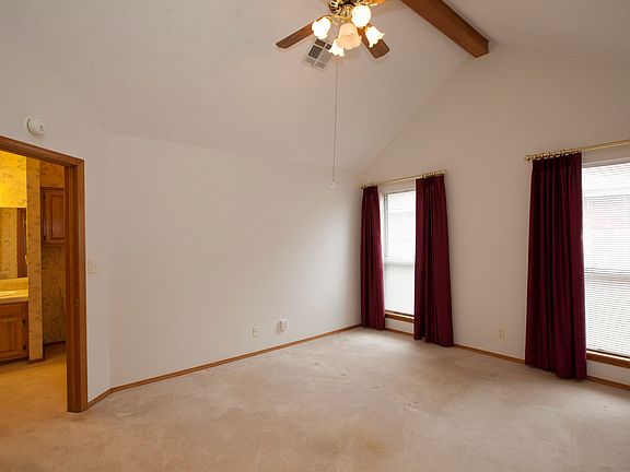 Master (Vaulted Ceiling)