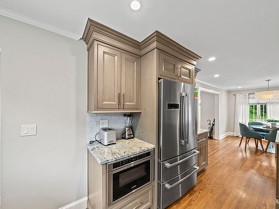 5th image of 73 Hawthorne St