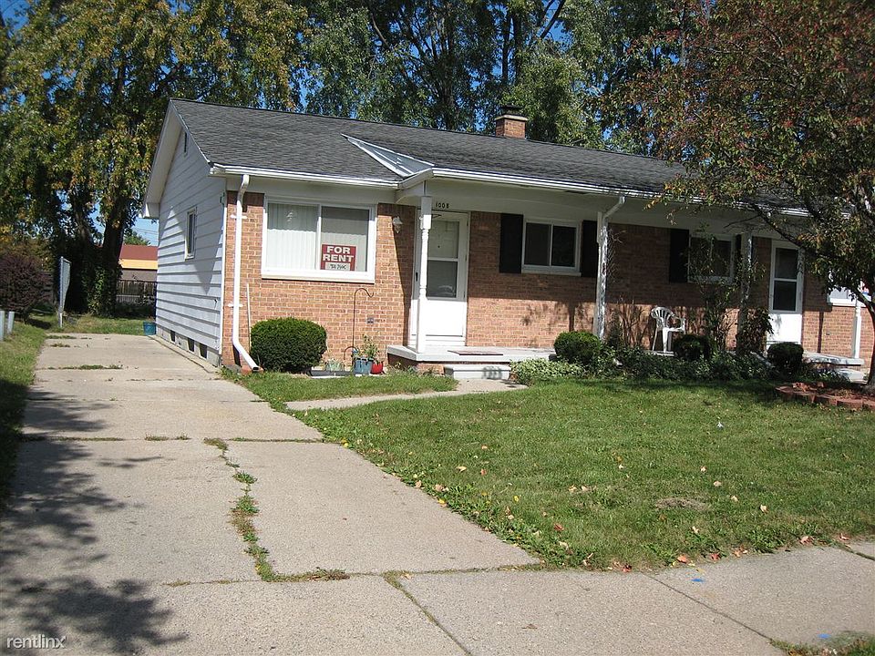 1008 Duplex LeGrand Front House Lawn Yard Driveway