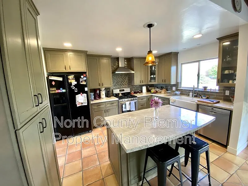 3 bed, 2.0 bath, 1344 sqft, $3,995 — Photo 3