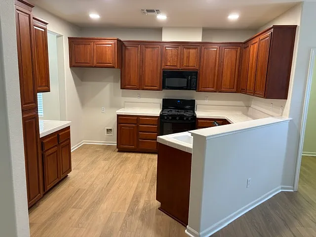 3 bed, 2105 sqft, $2,995 — Photo 3