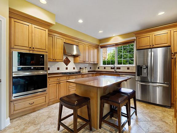 5th image of 181 Annalisa Ct