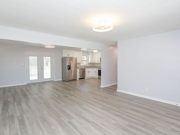 4th image of 525 Greenway Dr