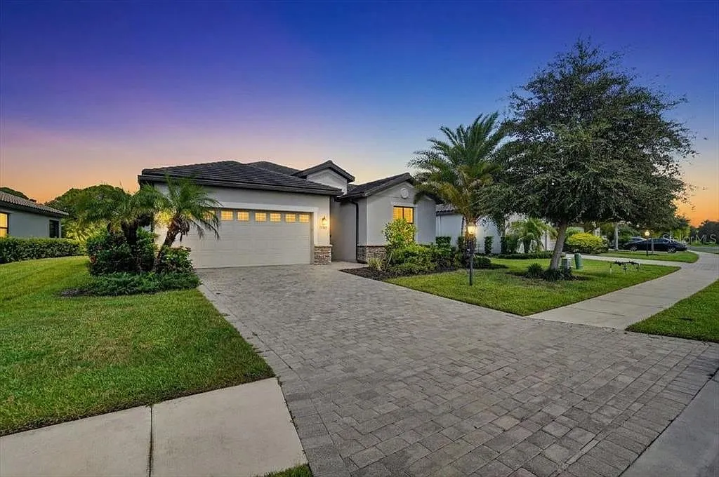 4 bed, 3.0 bath, 2032 sqft, $3,200 — Photo 3
