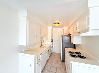 Spacious 1 bedroom - 1 bath unit with gated parking in prime Santa Monica, Santa Monica, CA 90403