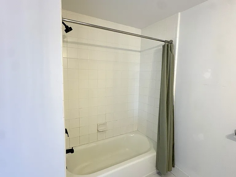 260 King St #809 — Photo 21