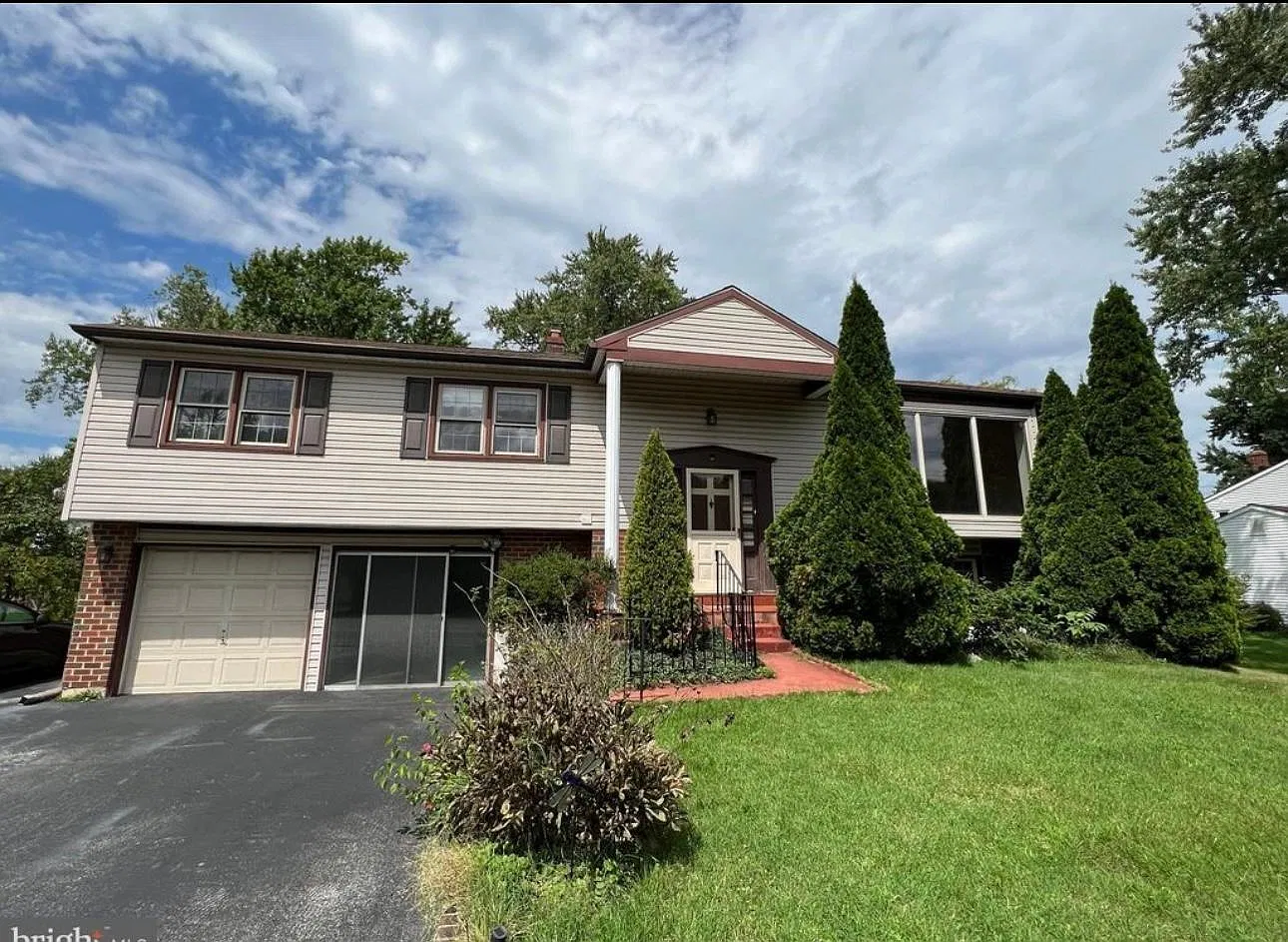 5 bed, 2400 sqft, $2,900 — Photo 1