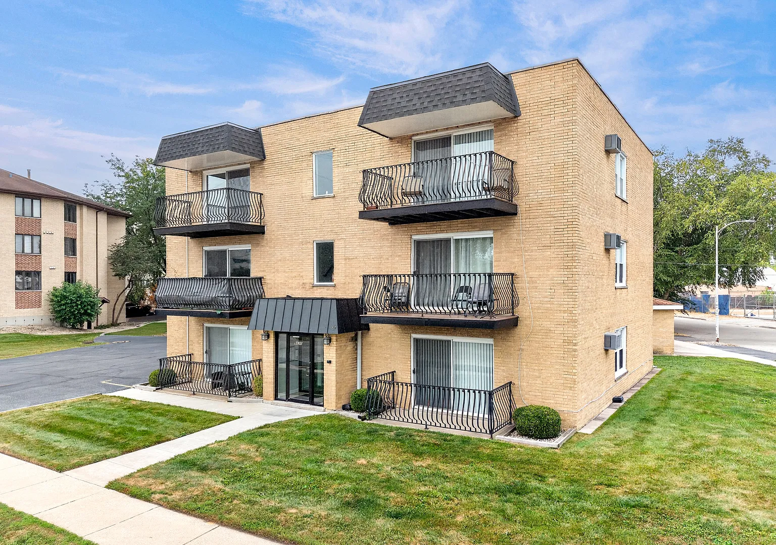 2 bed, 900 sqft, $1,600 — Photo 1