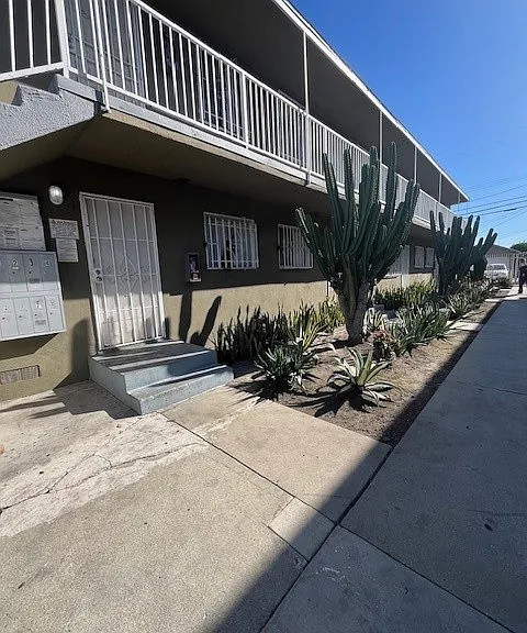 1540 & 1544 W. Florence Avenue — Photo 5