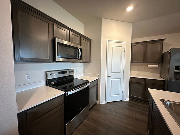 4th image of 811 Hearthstone Dr