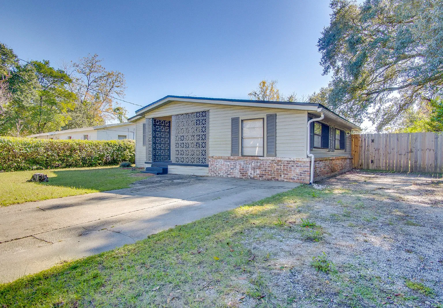 3 bed, 2.0 bath, 1356 sqft, $1,450 — Photo 2